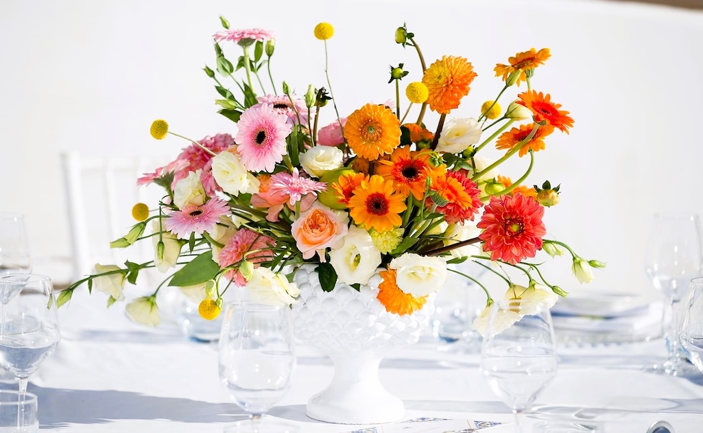Décoration florale méditerranéenne et identité sicilienne signée Mondello Hospitality La scénographie florale marie le savoir-faire français à l’âme généreuse de la Méditerranée : gerberas, roses anciennes, lisianthus, dahlias. Chaque détail – panier en osier, vase en céramique, bouquet coloré – évoque les traditions artisanales méridionales, avec une touche chic, solaire et contemporaine.