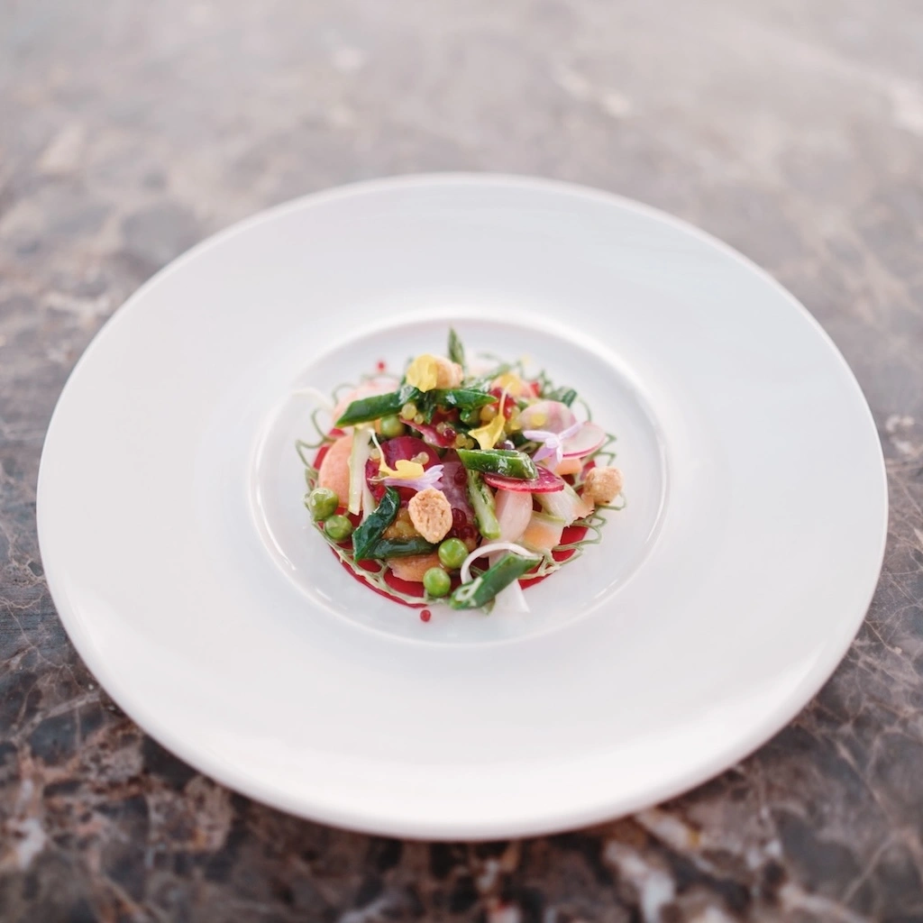Lors du d'un repas gastronomique et raffiné, le chef Julien Sebbag a présente une cuisine moderne, généreuse et festive à l'image de cette entrée colorée. Notre chef recherche l'équilibre des saveur , la fraîcheur et l'esthétique. L'organisation d'un événement ne serait se passée du service traiteur de Mondello Hospitality