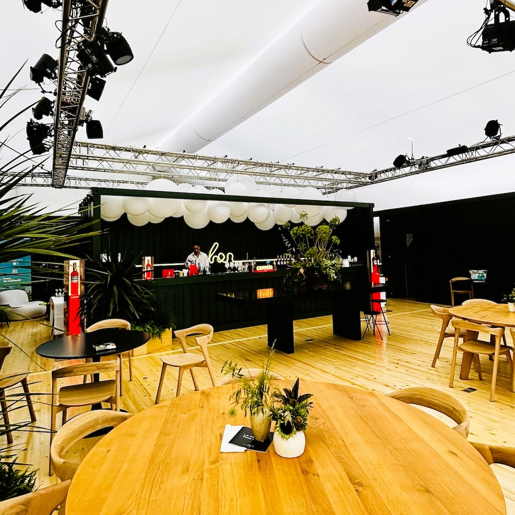 Excellence logistique et coordination millimétrée : avec ses 15 ans d'expérience dans l'hôtellerie de luxe et les événements internationaux, Mondello Hospitality a géré : la coordination quotidienne avec les équipes médias, la logistique F&B pour 200 personnes par jour le montage et l'exploitation du mobilier événementiel (lougre VIP entièrement privatisé, montage, installation des rampes de lumières, sol, mobiliers et décor) la mise en place d'un service de très haut niveau, dans un environnement exigeant et évolutif. Une organisation d'événement signée Mondello Hospitality