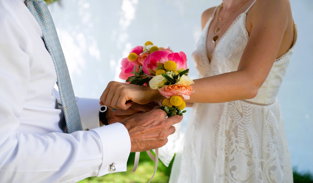 le Mariage en bord de mer organisé (Élégance française & charme sicilien), organisé par l’équipe Mondello Hospitality rend les moments privés encore plus prenant : le papa attachant un bracelet fleuri au poignet de sa fille avant de l'accompagner à l'hôtel. Un instant très complice.