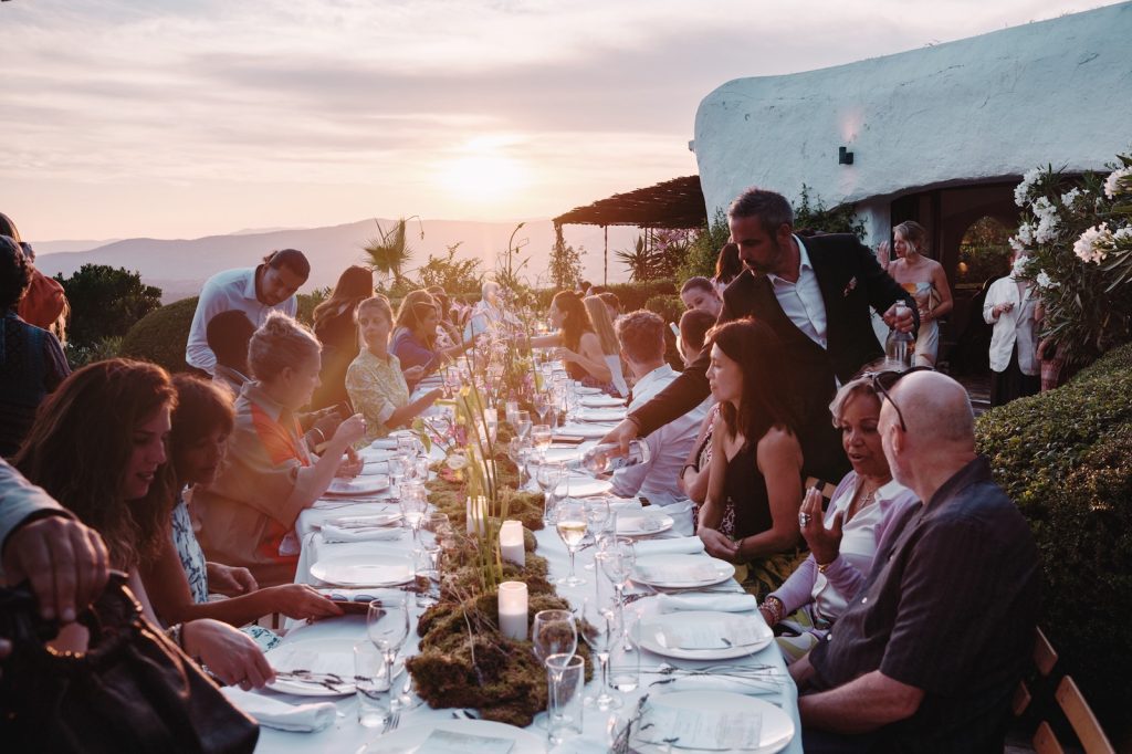 Une cuisine d’auteur en format privé Le dîner a été servi à table, pour 40 convives, dans un format gastronomique, mettant à l’honneur : • des produits de saison et de qualité, • des recettes inspirées de la Méditerranée, . un lien entre l'art, la gastronomie et l'événement, • un service sur mesure, adapté aux standards les plus exigeants. Une organisation complète de Mondello Hospitality