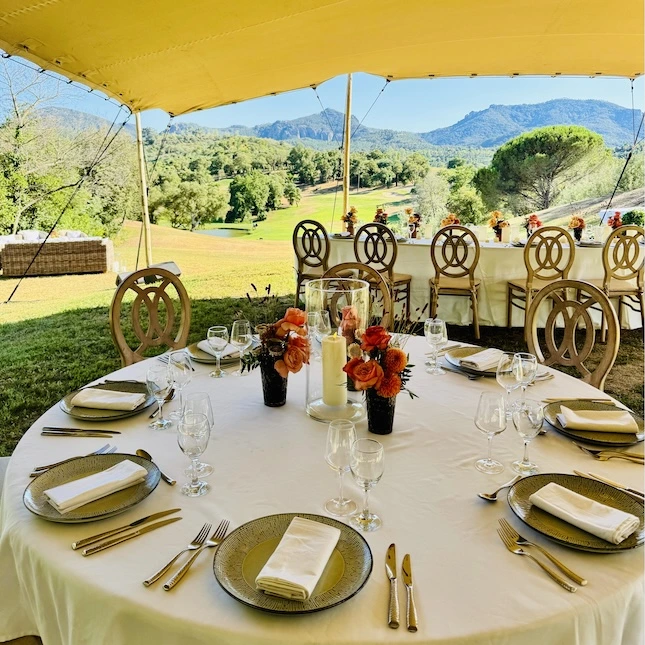 Repas pour 20 personnes dans un domaine privé au dessus de Cannes . Les lieux ont été privatisés pour Mondello Hospitality. Une tente berbère, du mobilier, la décoration ont été installés pour recevoir une famille royal d'un pays du Moyen-Orient. Le repas a été composé sur place. Les invités ont profité de la vue magnifique sur l'Esterel et l'arrière pays tout en ayant les lieux uniquement pour eux. Une privatisation des lieux selon l'esprit de Mondello Hospitality.