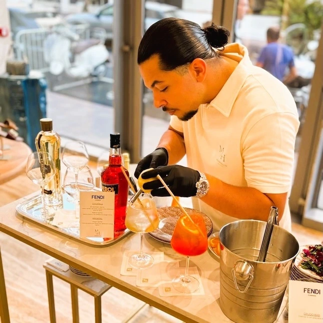 Création live de cocktails italiens – animation mixologie Le barman de Mondello Hospitality a animé une démonstration de cocktails en direct de la boutique Fendi de Cannes, avec service personnalisé. Un hommage aux origines franco-sicilienne de Mondello Hospitality